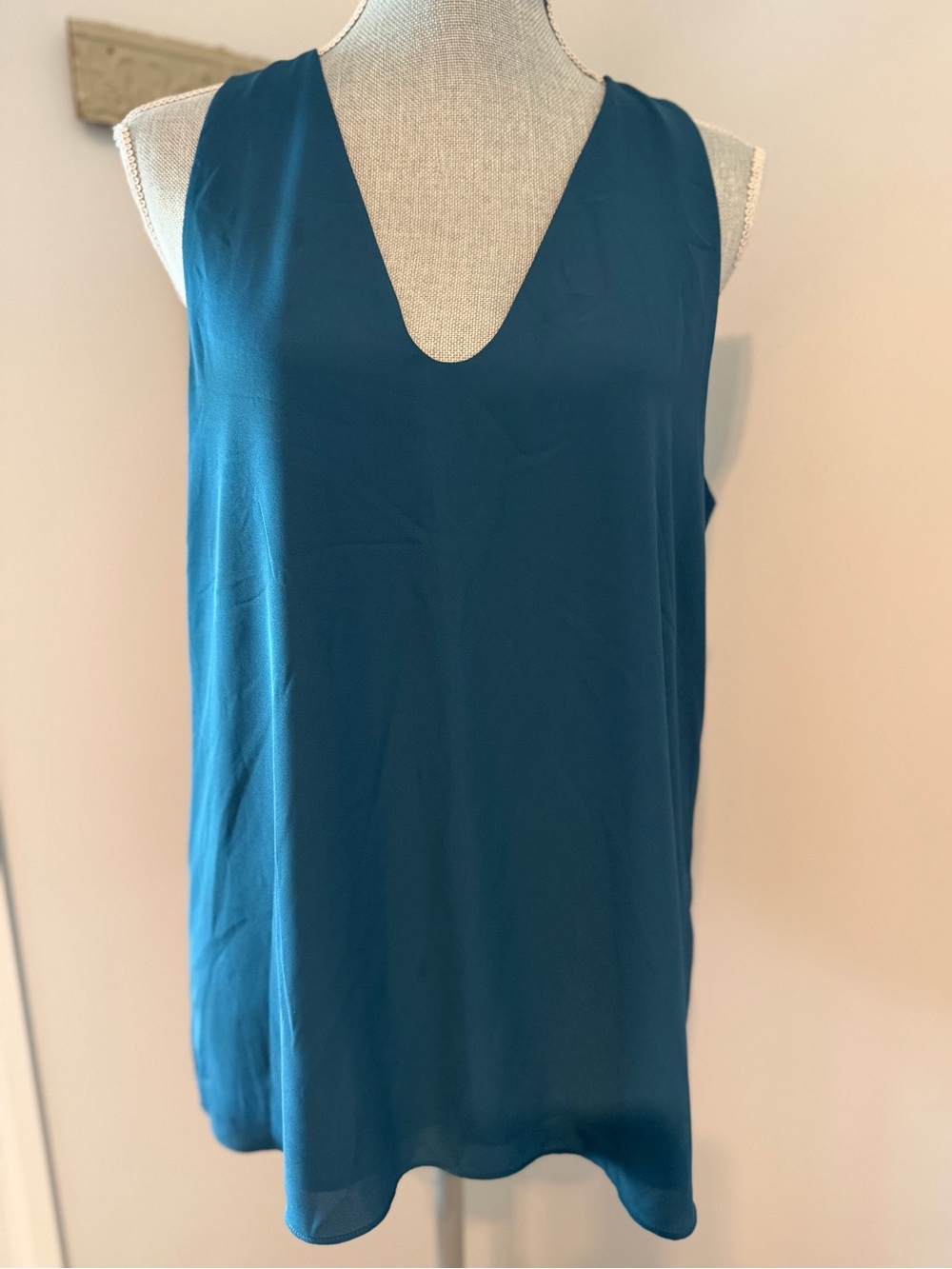 ARITZIA Babaton Maddox sleeveless V-neck silky blouse with back slits minimalist
